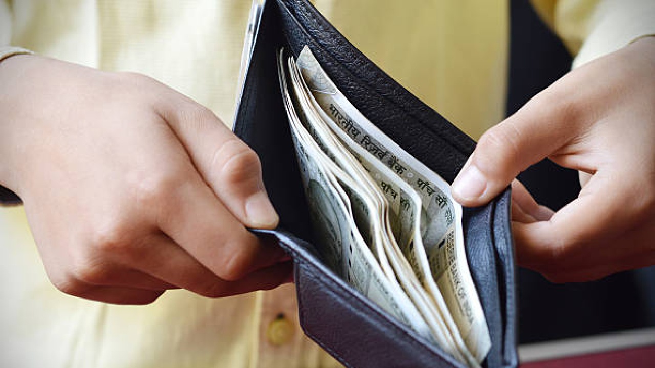 Crime News: चिपळूण एसटी स्टँडमध्ये पाच लाख हातोहात लंपास