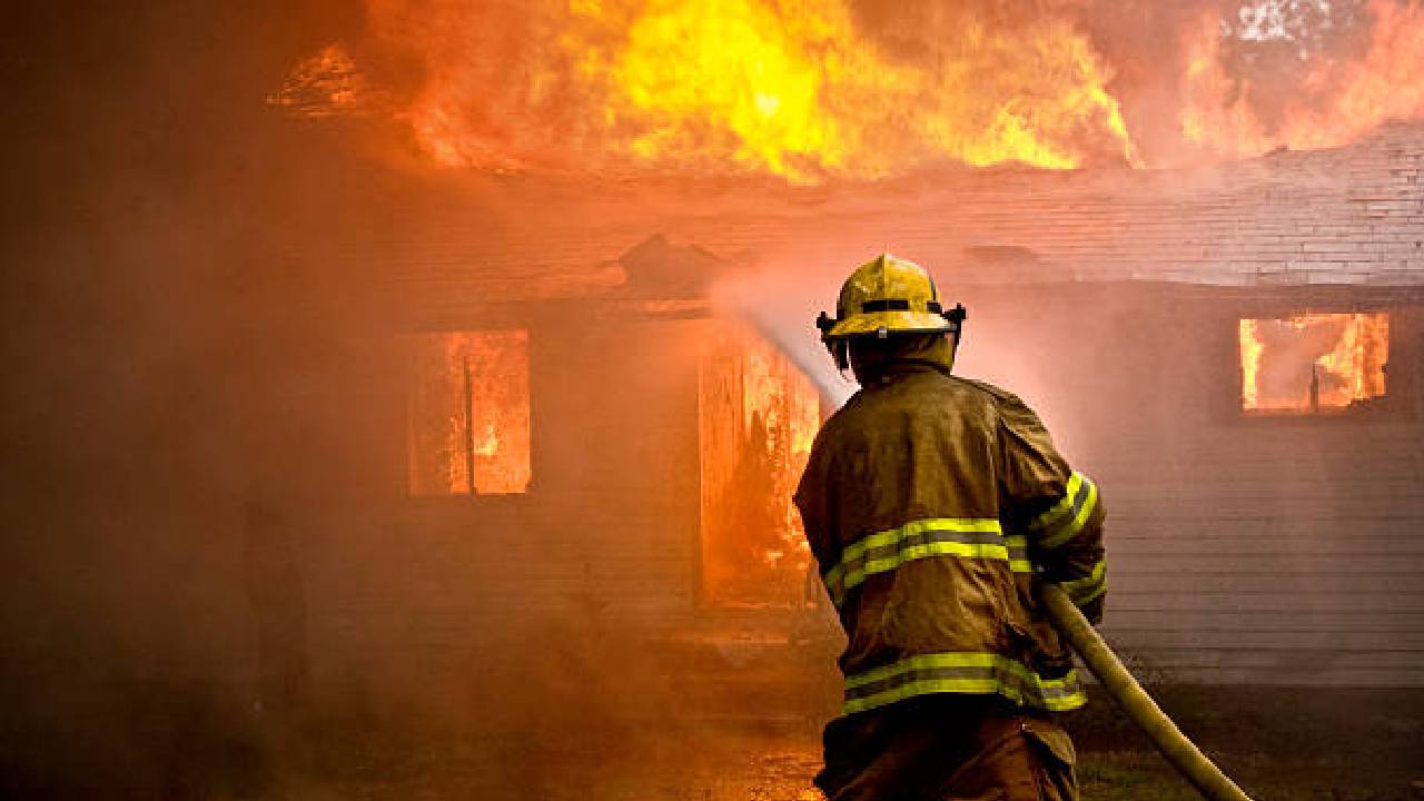 सावंतवाडीमध्ये आगीचे तांडव! वन विभागासमोरील जुने गोदाम अन्…; नागरिक संतप्त