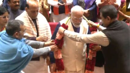 India-US Trade Deal मुळे पंतप्रधान मोदींचा हार घालून सत्कार; संसदेमध्ये NDA खासदारांचा मोठा उत्साह