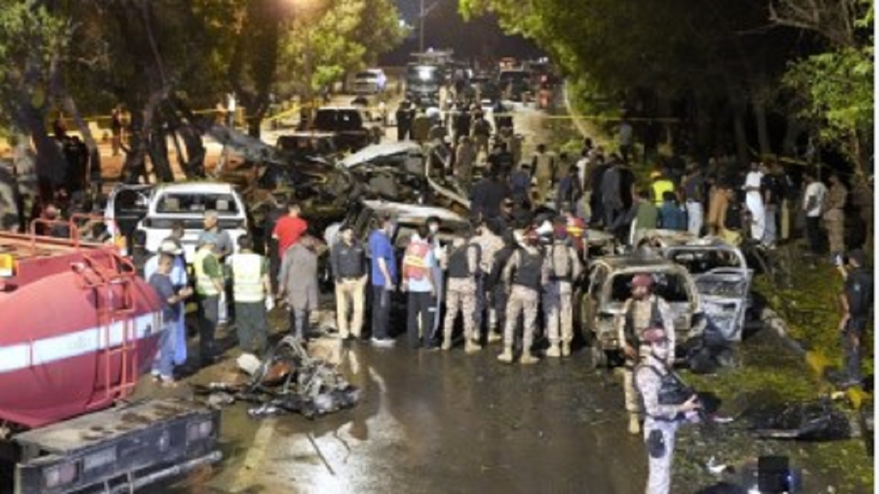 पाकिस्तानच्या कराचीत सिलेंडरचा भीषण स्फोट; मोठ्या स्फोटानंतर तीन मजली इमारतच कोसळली, 16 जणांचा मृत्यू