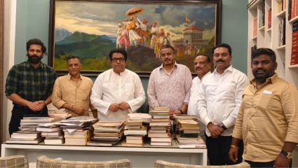 Rohit Pawar Meet Raj Thackeray : रोहित पवारांच्या लढ्याला आले बळ! FIR संबंधित राज ठाकरेंनी सुपुर्द केले दोन दाखले