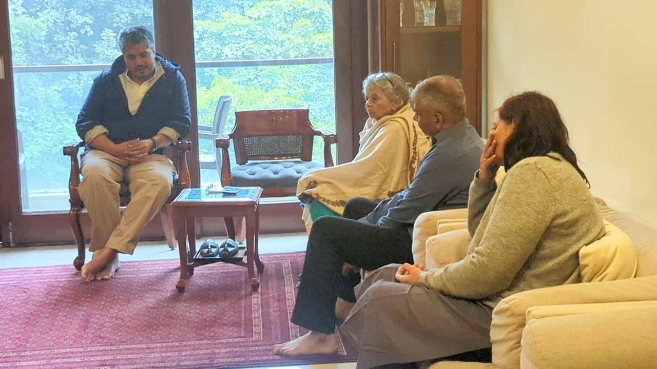 Rohit Pawar : कर्तृत्ववान मुलीचा बळी हे मातापित्याचं दुःख शब्दापलीकडचं…! रोहित पवारांची शांभवी पाठकच्या घरी सांत्वनपर भेट