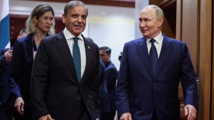 Putin यांचा मोठा गेम! भारताच्या शत्रू देश पाकिस्तानच्या गळ्यात गळा, नेमकं काय शिजतंय?