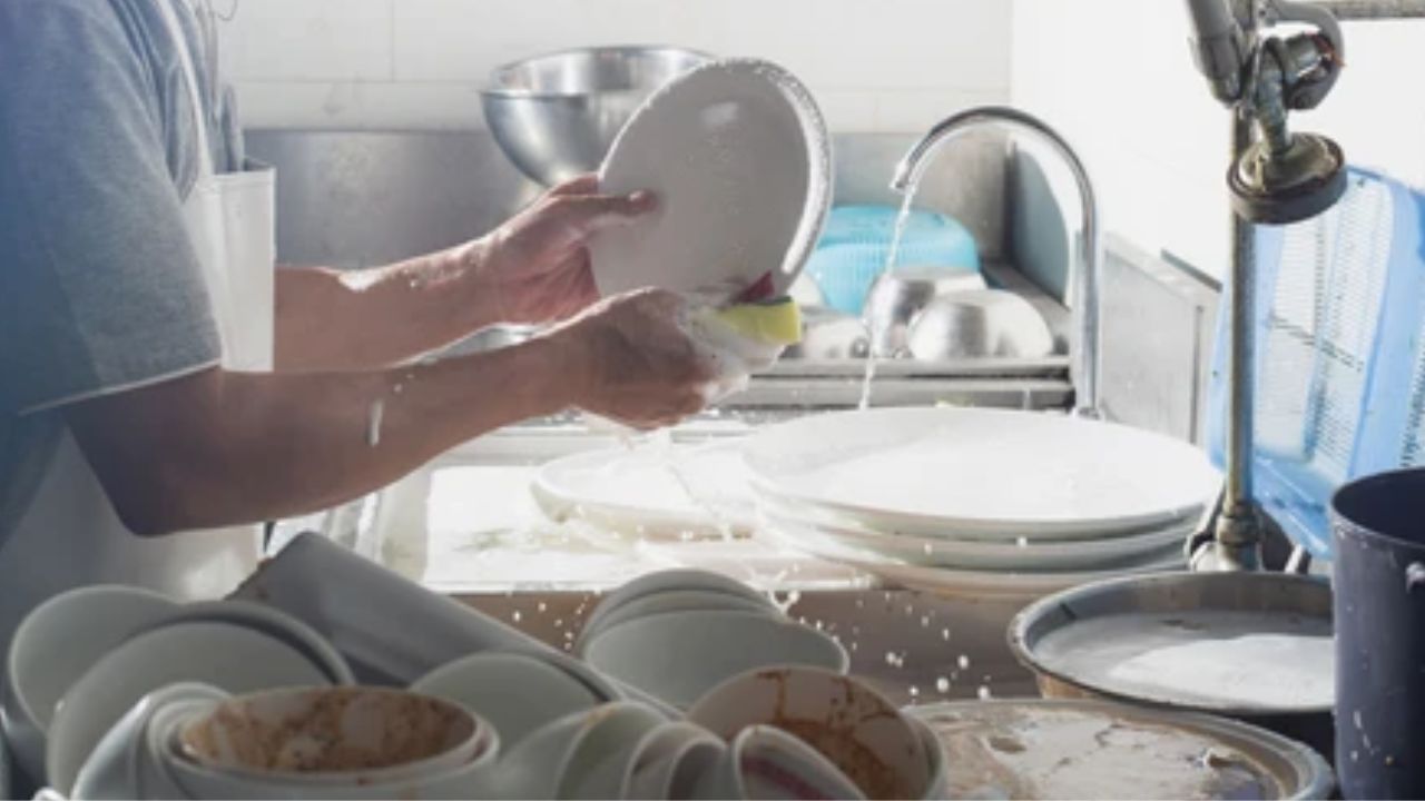 अरेरे पाकवर काय ही वेळ! ‘आम्ही भांडीही धुतली…’ कर्णधाराने हॉटेलमध्ये मिळालेल्या वागणुकीची कहाणी उलगडली 