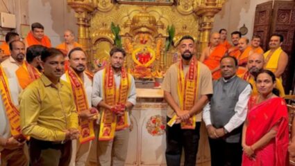 IND vs USA, T20 World Cup 2026 : टी-२० विश्वचषकापूर्वी सूर्याआर्मी सिद्धिविनायकाच्या भेटीला! विजयासाठी जोडले बाप्पासमोर हात 