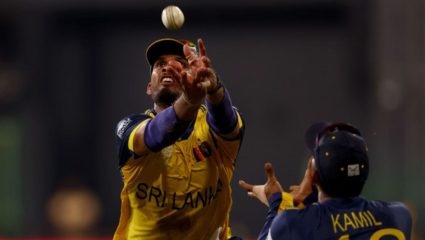 ZIM vs SL, T20 World Cup : विश्वचषकातील सर्वोत्तम झेल पाहिलात का? दुसऱ्या क्षेत्ररक्षकावर उडी घेत टिपला अद्भुत झेल; पाहा VIDEO