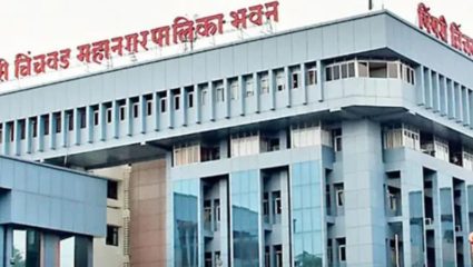 PUNE NEWS : कमी दाबाने व दूषित पाणीपुरवठ्यावर महापौरांची अधिकाऱ्यांना तंबी; आश्वासनांऐवजी कृतीची मागणी