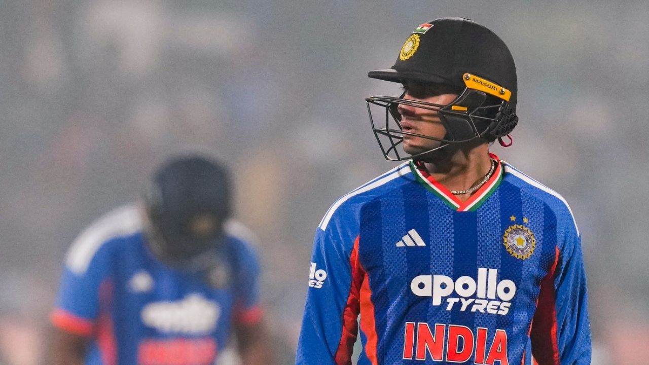  T20 World Cup 2026 : सूर्याआर्मीच्या चिंतेत वाढ! स्फोटक फलंदाज अभिषेक शर्मा हॉस्पिटलमध्ये भरती; भारताचा ‘प्लॅन बी’ काय? 