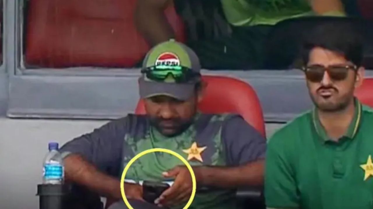 IND19 vs PAK19: सरफराज अहमदकडून चालू सामन्यात चिटिंग! डगआउटमध्ये बसुन खुलेआम वापरला फोन; पडली वादाची ठिणगी  