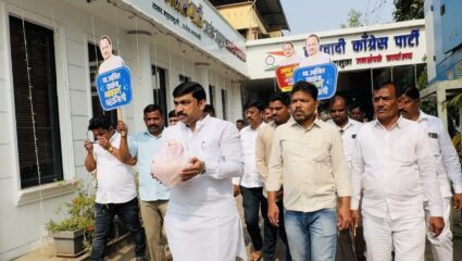 Sudhakar Ghare : “अजितदादांसारखा ‘दादा’ महाराष्ट्राला पुन्हा मिळणे शक्य नाही”, अस्थिकलशाच्या दर्शनाला कर्जतची जनता लोटली