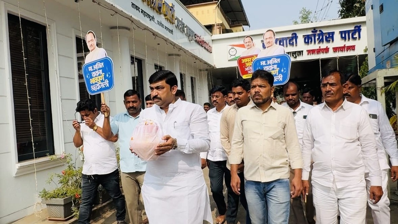 Sudhakar Ghare : “अजितदादांसारखा ‘दादा’ महाराष्ट्राला पुन्हा मिळणे शक्य नाही”, अस्थिकलशाच्या दर्शनाला कर्जतची जनता लोटली