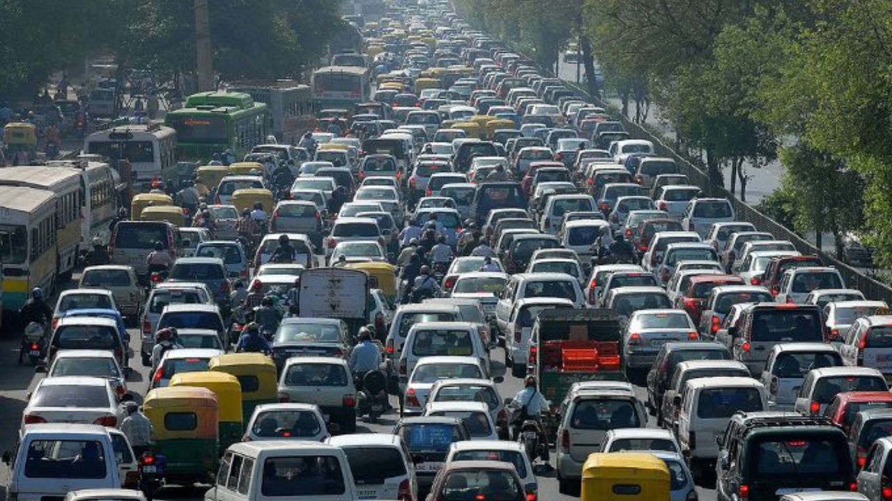 Traffic Issue : दरवर्षी 2 लाख कोटींचे नुकसान; देशात वाहतूककोंडी अर्थव्यवस्थेवर बनतेय ओझं