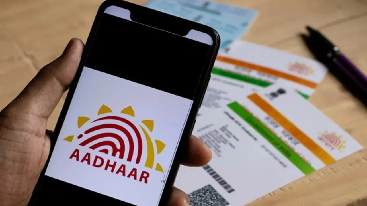 Aadhaar Card Cancelled: 2.5 कोटी आधार कार्ड केले कायमचे बंद , UIDAI चा मोठा निर्णय; काय आहे नेमकं कारण?