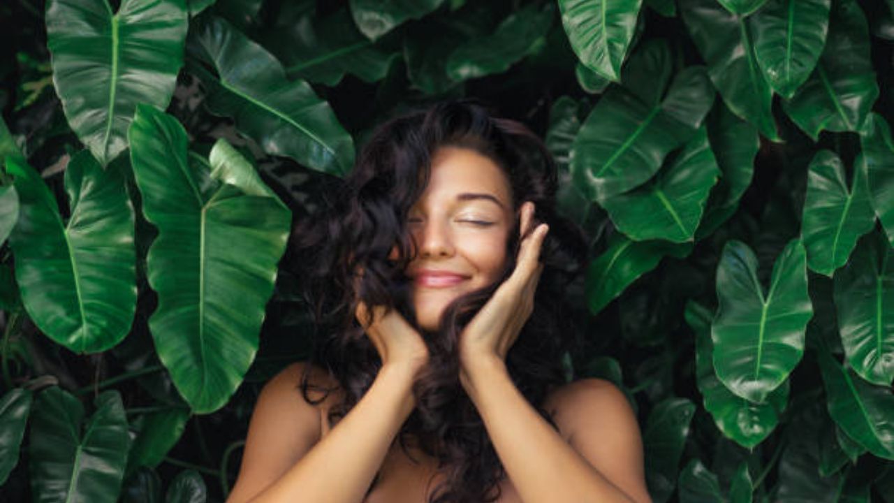 केस गळती थांबवण्यासाठी घरीच सोप्या पद्धतीमध्ये बनवा मॅजिकल हेअर टॉनिक, महिनाभरात होईल केसांची झपाट्याने वाढ