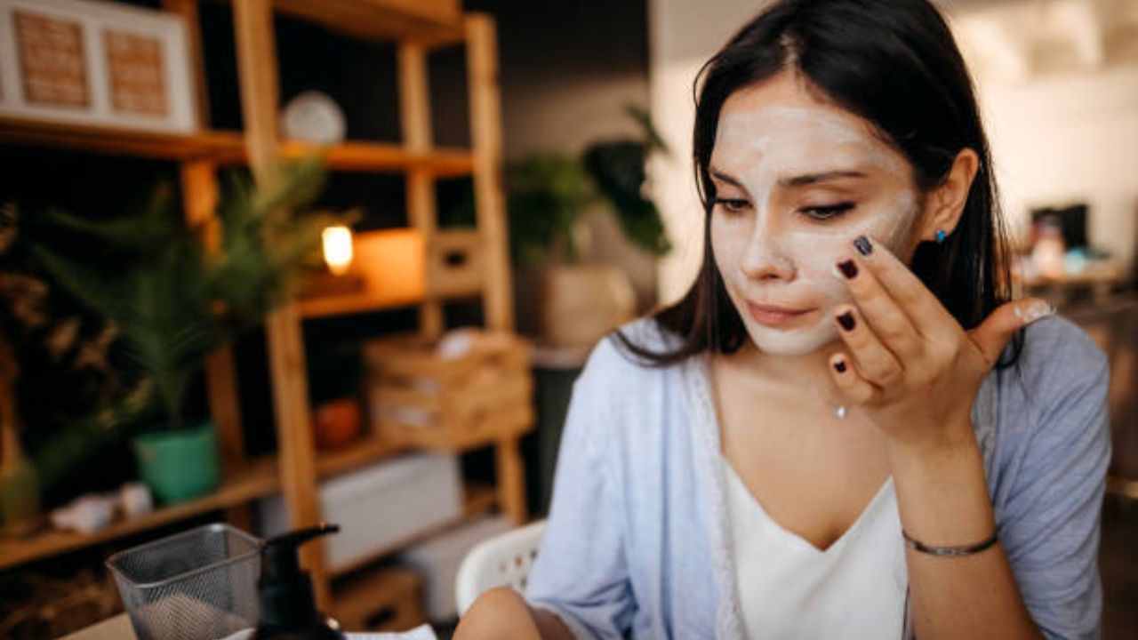 उन्हामुळे चेहऱ्यावर वाढलेले टॅनिंग होईल कायमचे गायब! किचनमधील ‘या’ पदार्थांचा वापर केल्यास त्वचा होईल देखणी