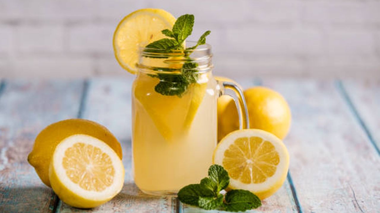 सकाळी उठल्यानंतर रिकाम्या पोटी लिंबाच्या रसाचे सेवन करावे. कोमट पाण्यात लिंबाचा रस टाकून प्यायल्यास आतड्यांमध्ये जमा झालेली घाण सहज बाहेर पडून जाईल. 