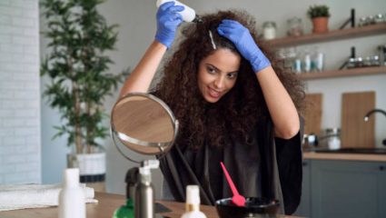 व्हॅलेंटाईन डे ला मिळालेल्या गुलाबाच्या पाकळ्या फेकून न देता केसांसाठी बनवा नॅचरल हेअर डाय, केसांवर येईल नैसर्गिक गुलाबी रंग