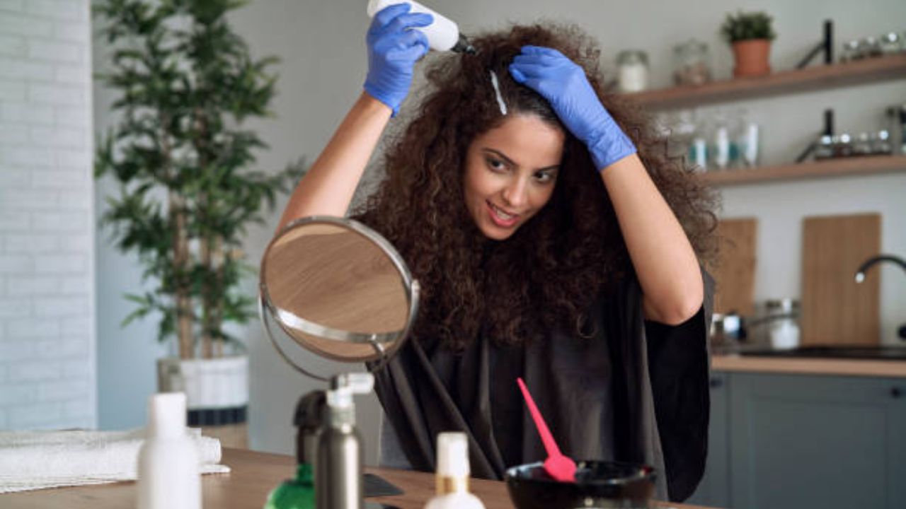 व्हॅलेंटाईन डे ला मिळालेल्या गुलाबाच्या पाकळ्या फेकून न देता केसांसाठी बनवा नॅचरल हेअर डाय, केसांवर येईल नैसर्गिक गुलाबी रंग