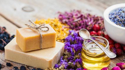 चेहऱ्यावर कायमच टिकून राहील तारुण्य! संत्र्याच्या सालींपासून घरीच तयार करा आयुर्वेदिक साबण, त्वचा होईल उजळदार