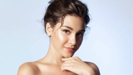 १० मिनिटांमध्ये चेहऱ्यावर येईल सोन्यासारखी चमक! चमचाभर मधात मिक्स करा ‘हा’ पदार्थ, टॅनिंग होईल गायब