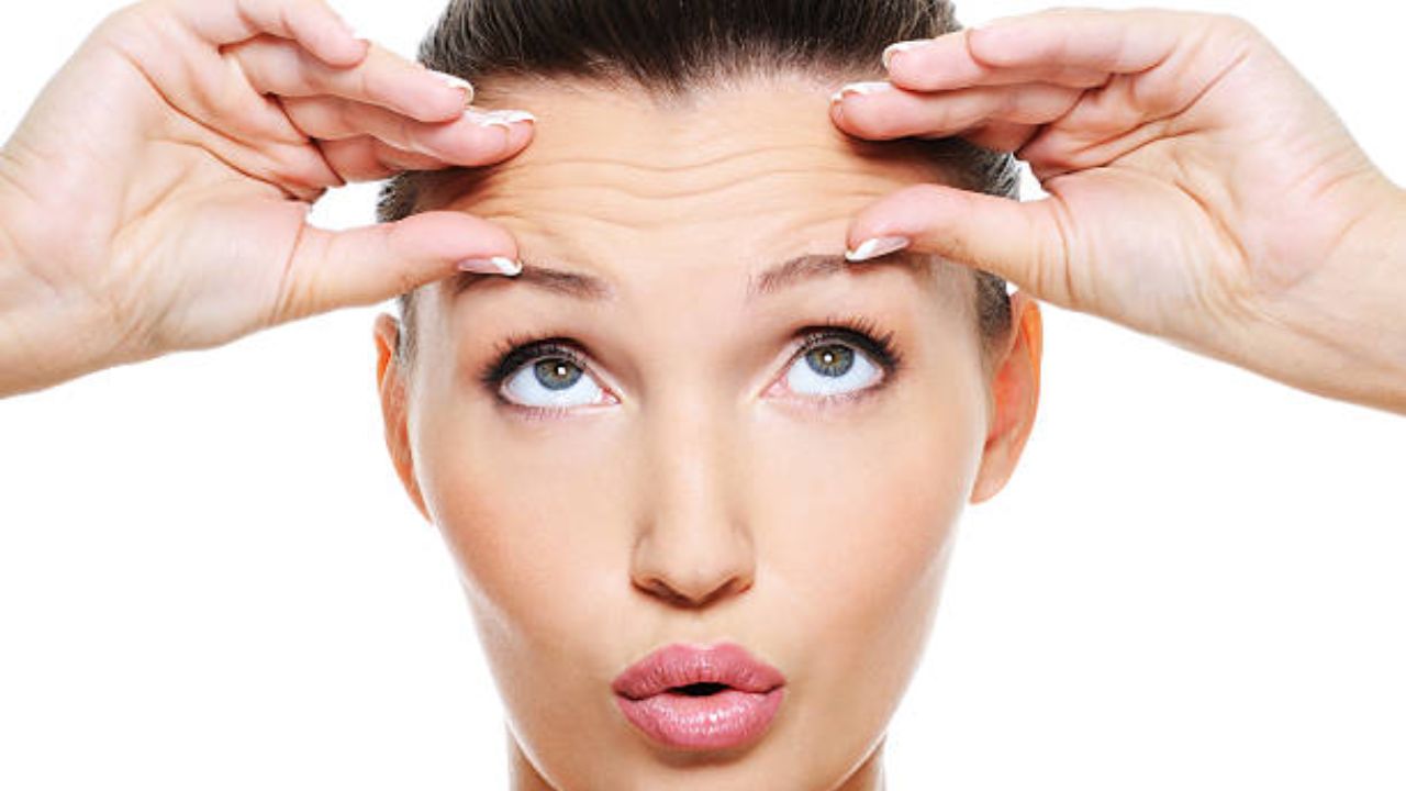 १० दिवसांमध्ये चेहऱ्यावर दिसून येईल सोन्यासारखी चमक! ‘या’ घरगुती तेलाचा नियमित वापर केल्यास त्वचा राहील तरुण