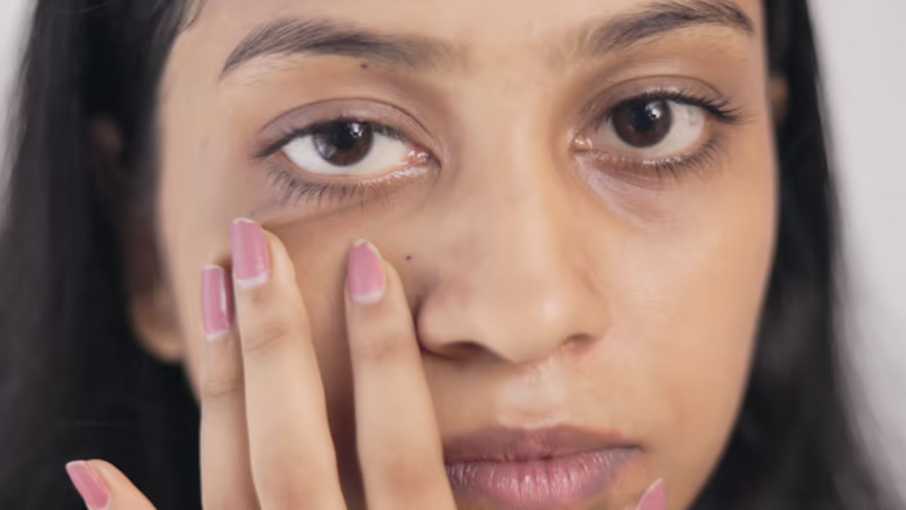 महागड्या आय-क्रीम लावणे कायमचे जाल विसरून! १० रुपयांच्या खोबरेल तेलाचा ‘या’ पद्धतीने करा वापर, चेहरा दिसेल फ्रेश