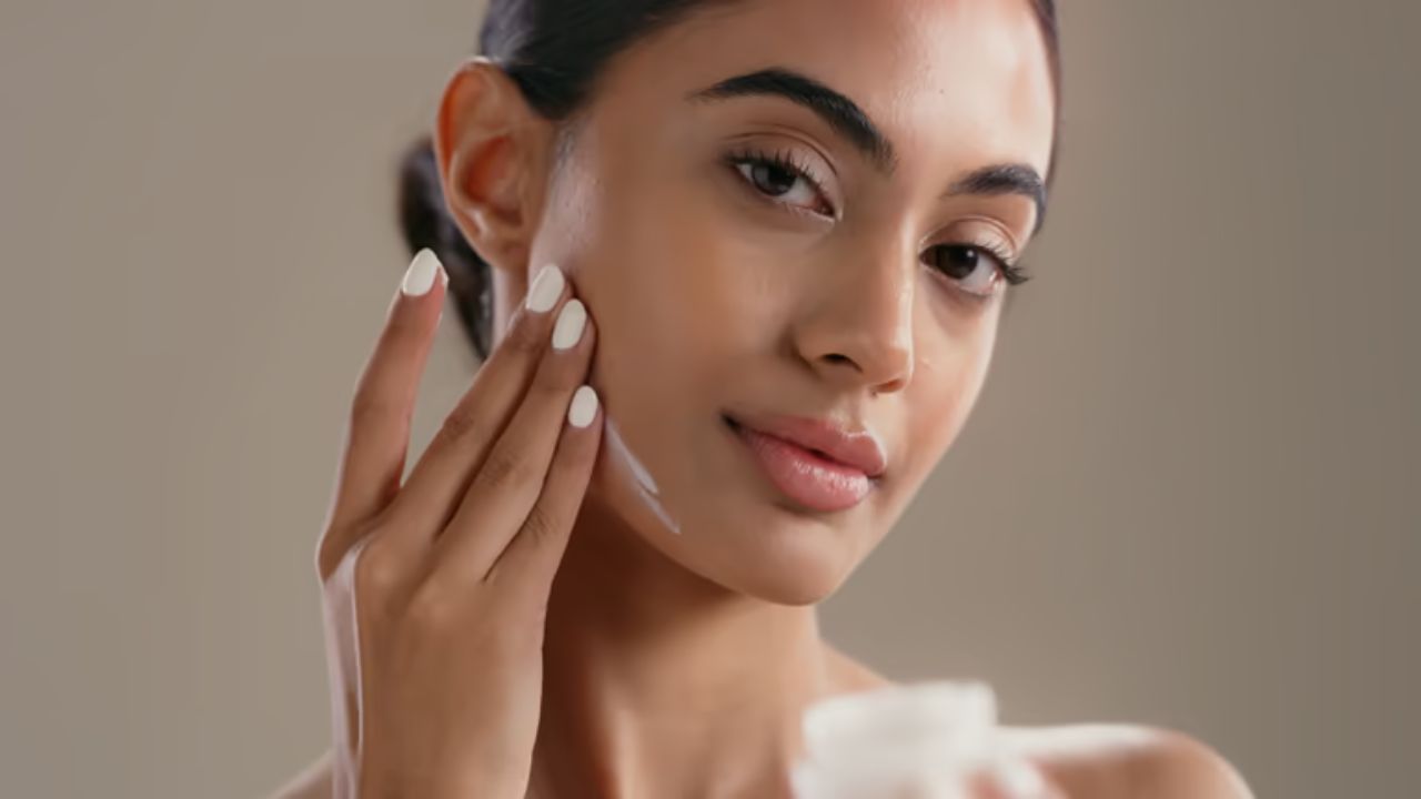 चेहऱ्यावरील सुरकुत्या कायमच्या होतील गायब! एक चमचा तुपाचा ‘या’ पद्धतीने करा वापर, त्वचा होईल तेजस्वी