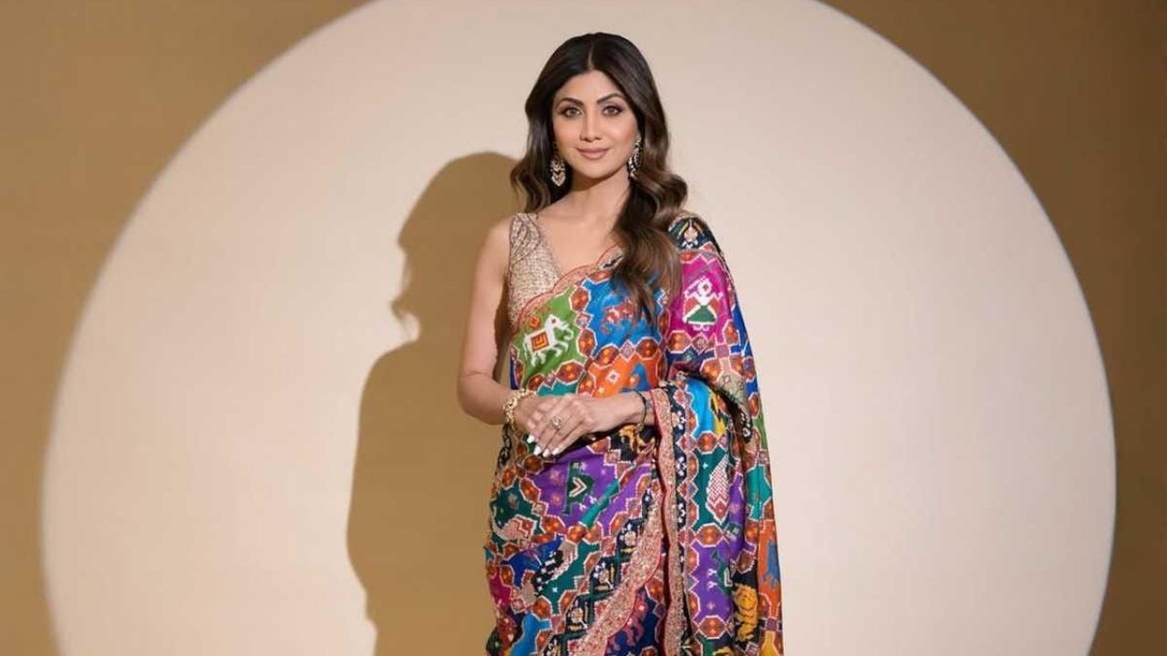 शिल्पा शेट्टी कधीही डाएट किंवा कोणत्याही फॅन्सी फूड ट्रेंडला अजिबात फॉलो करत नाही. तिच्या डाएटची सुरुवात कोमट पाण्याचे सेवन करून होते. कोमट पाणी प्यायल्यामुळे आतड्यांमधील घाण बाहेर पडून जाते आणि शरीर स्वच्छ होते.