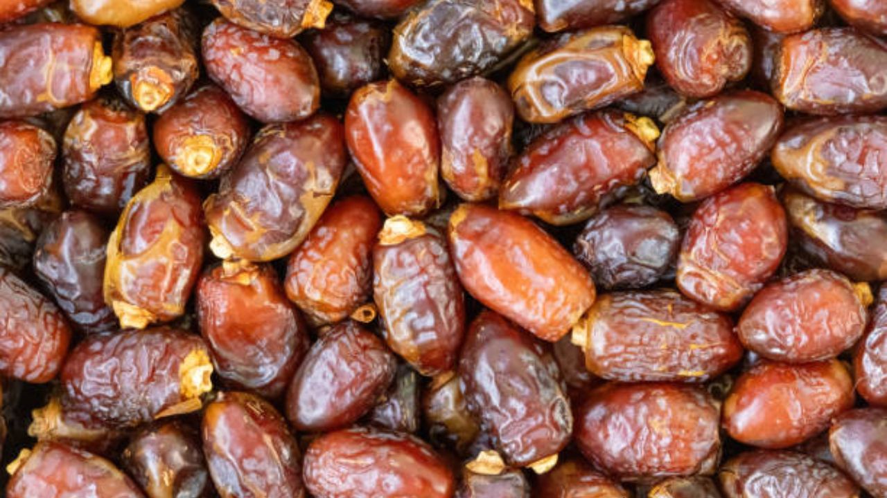 रमजान महिन्यात उपवास केल्यानंतर तो सोडताना कायमच खजूर खाल्ले जातात. खजूर खाल्ल्यामुळे शरीरात वाढलेला अशक्तपणा आणि थकवा दूर होऊन आरोग्य सुधारते. 