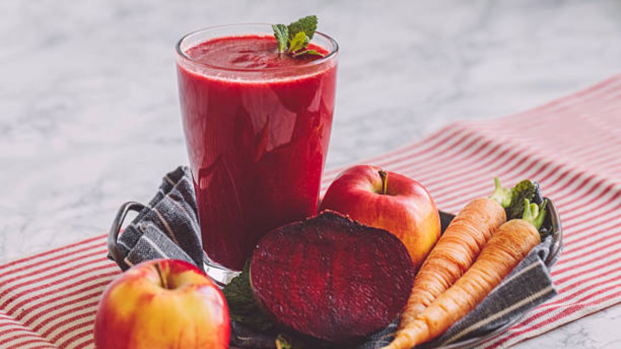 शरीरासाठी ठरेल विष! प्रत्येक व्यक्तीच्या आरोग्यासाठी फायदेशीर ठरत नाही गाजर बीटचा रस, जाणून घ्या फायदे आणि तोटे