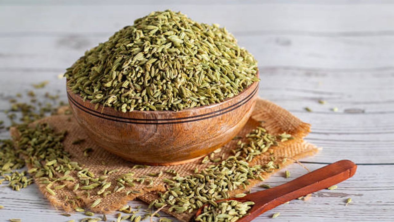 आपल्यातील अनेकांना जेवणानंतर बडीशेप खाण्याची सवय असते. बडीशेप खाल्ल्यामुळे अन्नपदार्थ सहज पचन होतात आणि आतड्यांचे आरोग्य सुधारते. याशिवाय बडीशेप पोटातील गॅस कमी करते. 