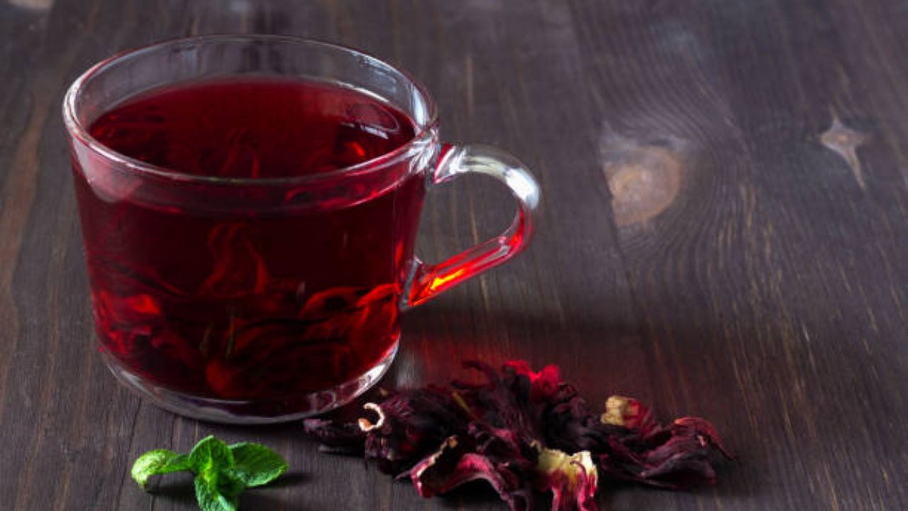 उपाशी पोटी दुधाचा चहा पिण्याऐवजी जास्वदींच्या फुलांपासून बनवलेला चहा प्यावा. या चहाच्या सेवनामुळे रक्तदाब नियंत्रणात राहतो. तसेच जास्वदींच्या फुलांमध्ये असलेले अँथोसायनिन्ससारखे अँटिऑक्सिडंट्स रक्तवाहिन्या सैल करतात.