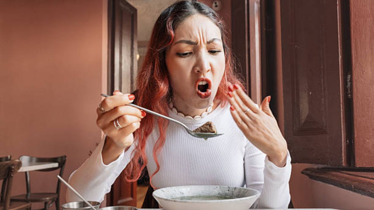 तिखट पदार्थ खाल्ल्यानंतर नाकाच्या ग्रंथी सक्रिय होतात, ज्यामुळे नाकातून पाणी येण्यास सुरुवात होते. काहीवेळा तिखटपणामुळे जळजळ होण्याची जास्त शक्यता असते. 