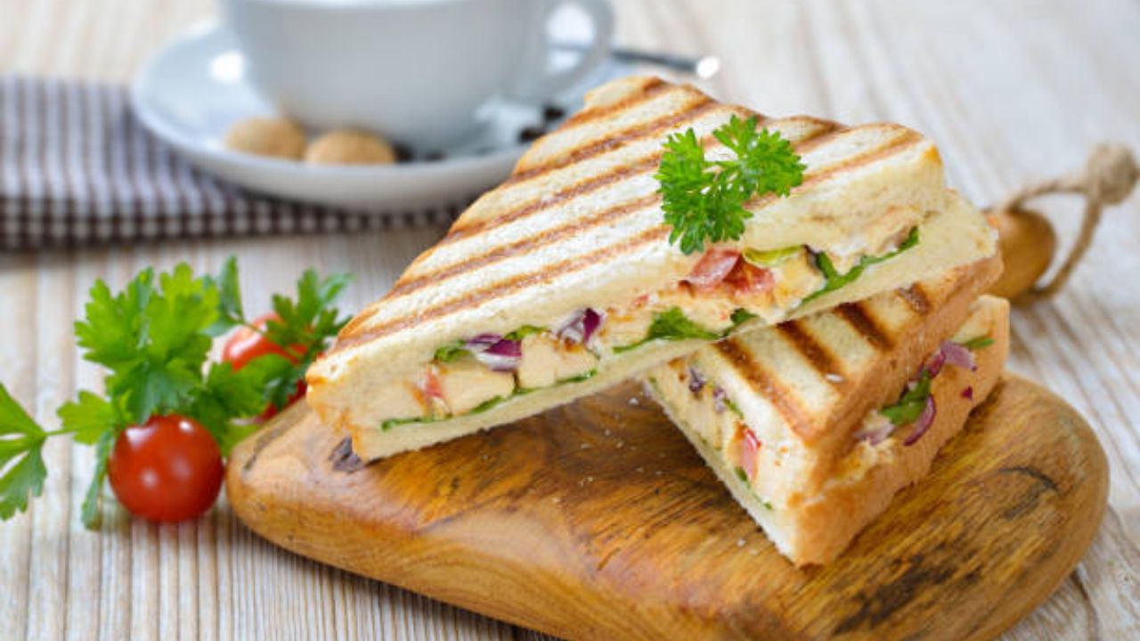 लहान मुलांच्या डब्यासाठी काही मिनिटांमध्ये बनवा चविष्ट चिकन चीज सँडविच, पदार्थ पाहिल्यानंतर मुलं होतील खुश