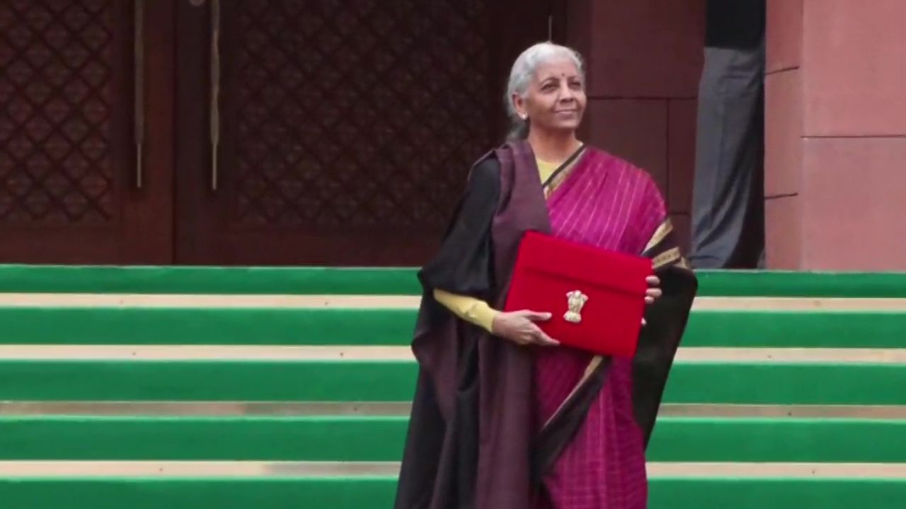 केंद्रीय अर्थमंत्री निर्मला सीतारमण बजेट सादर करताना वेगवेगळ्या राज्यातील हातमागावर विणण्यात आलेल्या साड्यांची निवड करतात. या साड्या केवळ एक कापड नसून भारताच्या परंपरेचा, हस्तकलेचा आणि सांस्कृतिक ओळखीचा नमुना आहे. 