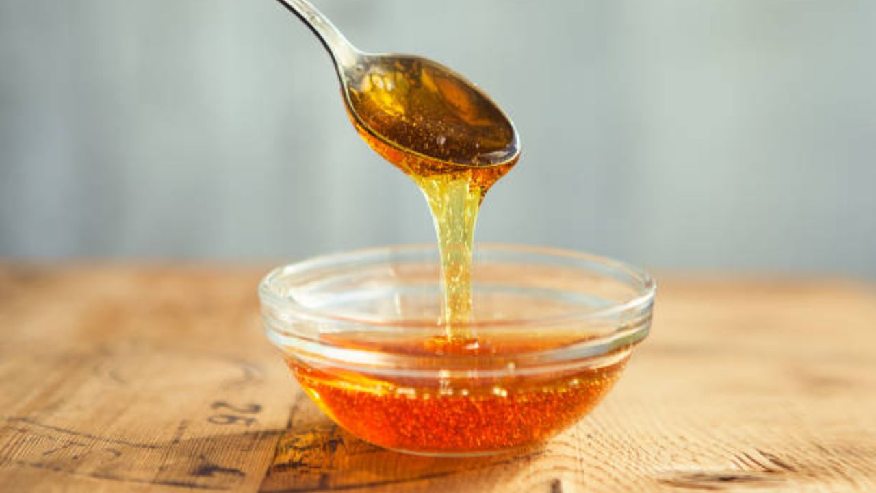 मधमाशा फुलांमधून रस गोळा करताना त्यांच्या पोटातील ग्लुकोज ऑक्सिडेज नावाचे एन्झाइम फुलांच्या रसात मिक्स करतात. त्यानंतर त्याचे रूपांतर मधात होते. या एन्झाइममुळे 'हायड्रोजन पेरोक्साईड' तयार होते आणि मध जास्त वेळ व्यवस्थित टिकून राहते. 