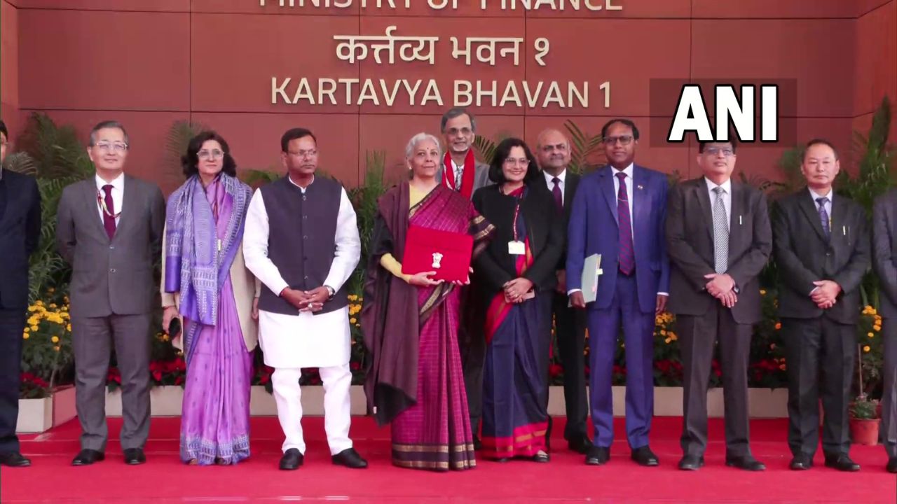 निर्मला सितारामण यांनी यंदाच्या वर्षी सलग नव्यांदा अर्थसंकल्प सादर केला. भारतातील विविध राज्यांतील हातमाग, हस्तकला आणि स्थानिक विणकाम परंपरेचं प्रतिनिधित्व करण्यासाठी दरवर्षी त्या हातमागावरील साड्यांची निवड करतात. 