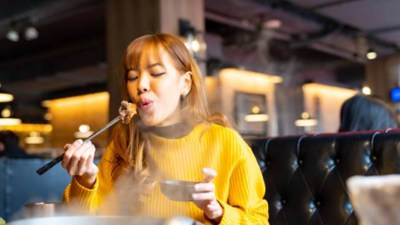 काहींना तिखट पदार्थ खाल्ल्यानंतर शरीराला लगेच घाम फुटतो. शरीर थंड ठेवण्यासाठी मेंदू घामग्रंथीना सक्रिय करतो. याच्या परिणामामुळे तिखट पदार्थ खाल्ल्यानंतर त्वचेवर लगेच घाम येतो.  