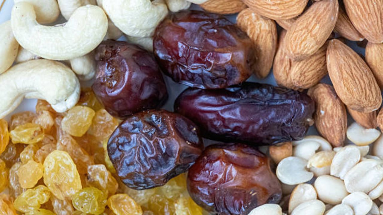 खजूरमध्ये असलेले ओलावा त्वचेवरील कोरडेपणा कमी करतो. याशिवाय यामध्ये लोह, कॅल्शियम, खनिजे, अँटिऑक्सिडंट्स इत्यादी अनेक घटक आढळून येतात. 