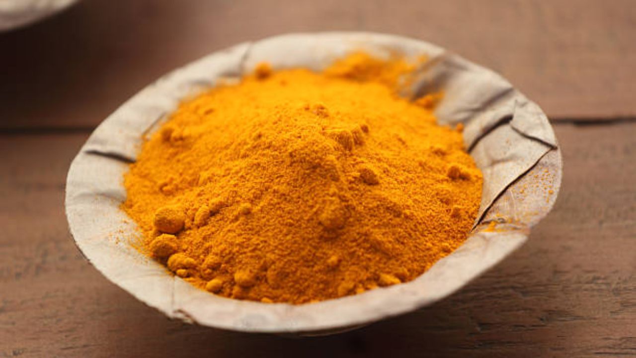 कच्च्या हळदीची तयार केलेली पेस्ट कोरफड जेल किंवा खोबरेल तेलात मिक्स करून लावावी. त्यानंतर ४० ते ४५ मिनिटं ठेवून नंतर पाण्याने केस स्वच्छ धुवून टाकावेत. हा उपाय आठवड्यातून एकदा केल्यास फरक दिसून येईल. 