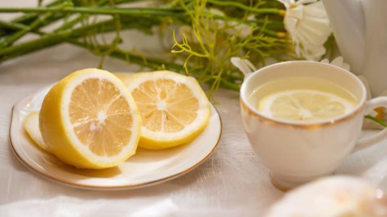 सकाळी उठल्यानंतर उपाशी पोटी कोमट पाण्यात लिंबाचा रस मिक्स करून प्यायल्यास शरीरातील घाण बाहेर पडून जाईल. लिंबाच्या रसात असलेले घटक शरीर स्वच्छ करतात. 