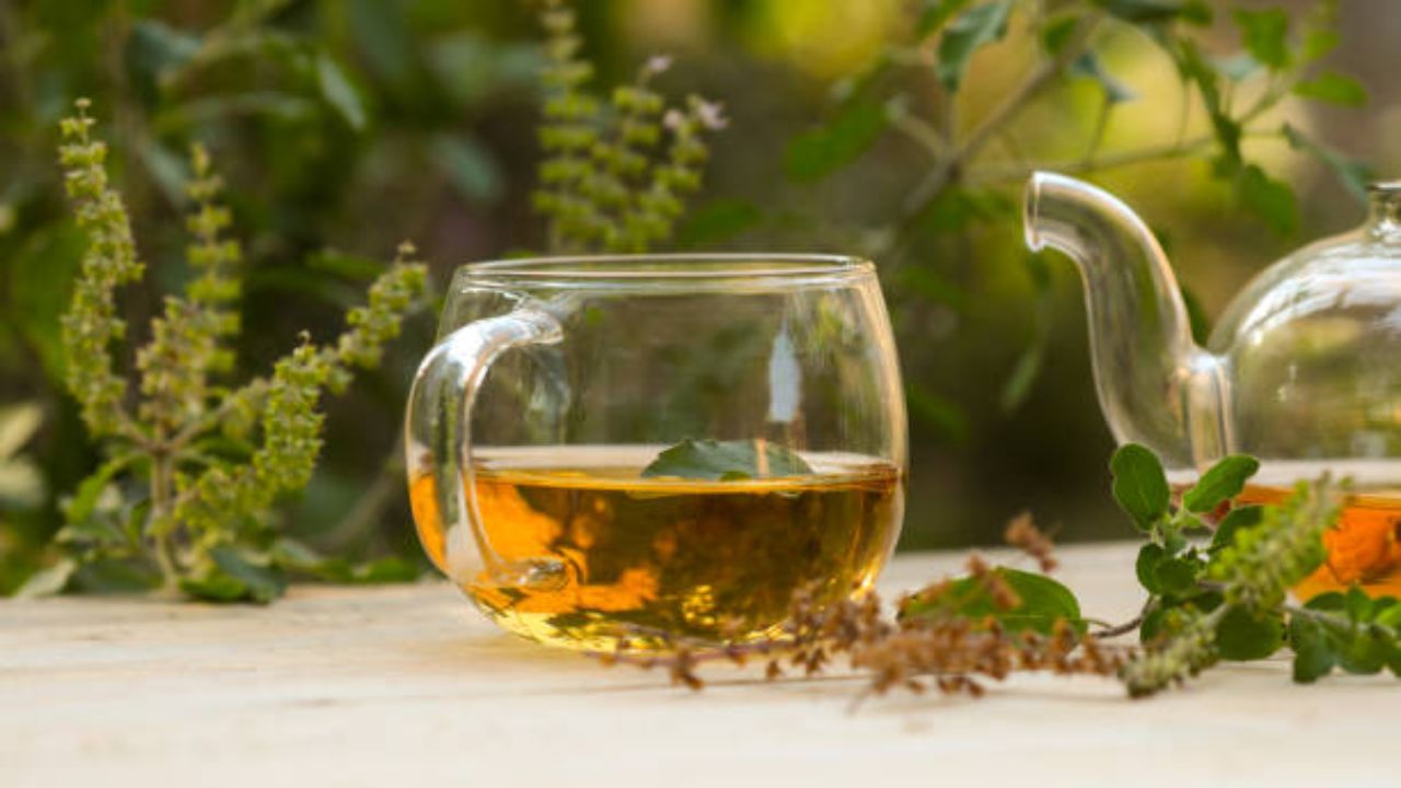 आपल्यातील अनेकांना सकाळी उठल्यानंतर चहा पिण्याची सवय असते. काळा चहा पिण्याऐवजी ग्रीन टी प्यावा. यामध्ये असलेले अँटिऑक्सिडंट्स रक्तवाहिन्यांचे कार्य सुधारण्यास मदत करते.