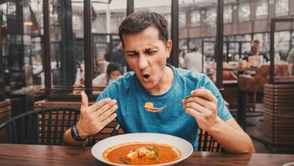 तिखट पदार्थ खाल्ल्यानंतर नाक-डोळ्यांतून पाणी का येते? जाणून घ्या यामागील वैज्ञानिक कारण