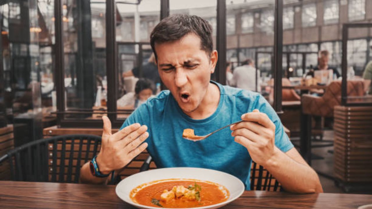 तिखट पदार्थ खाल्ल्यानंतर नाक-डोळ्यांतून पाणी का येते? जाणून घ्या यामागील वैज्ञानिक कारण