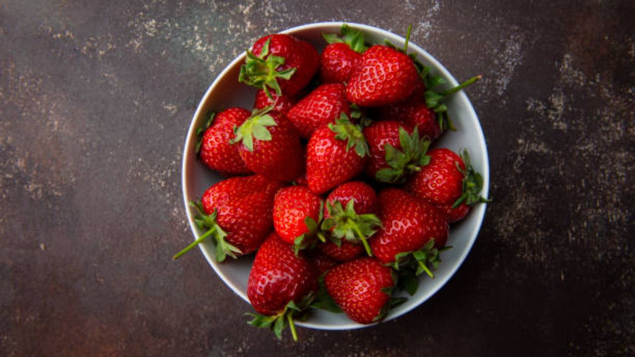 वाढलेले वजन कमी करण्यासाठी वेगवेगळ्या सप्लिमेंट्सचे सेवन केले जाते. पण सतत केमिकल युक्त केमिकल पेयांचे सेवन करण्याऐवजी स्ट्रॉबेरी आणि फायबर असलेले पदार्थ खावेत. 