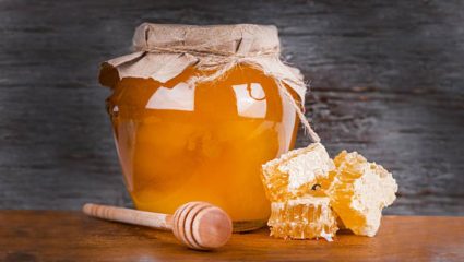 वर्षानुवर्षे आयुर्वेदिक गुणधर्मांनी समृद्ध असलेले मध खराब का होत नाही? जाणून घ्या यामागील आश्चर्यकारक कारणे