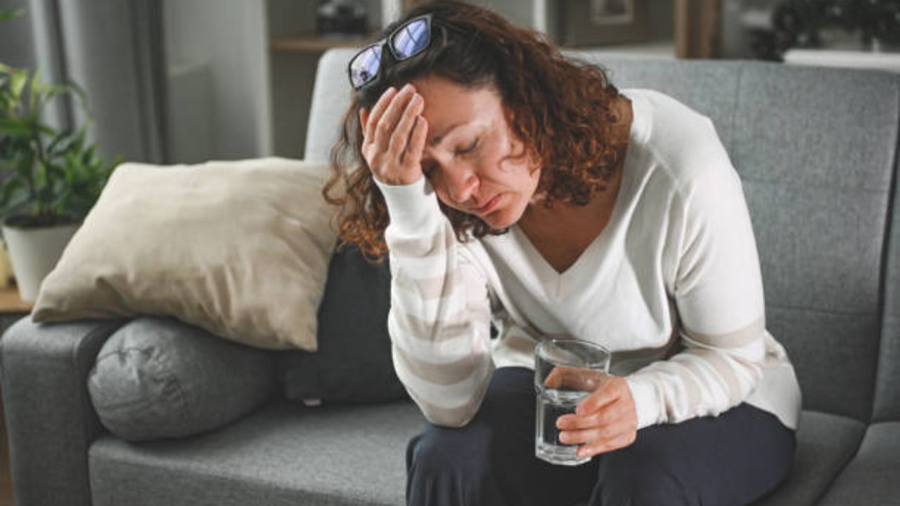 Menopause म्हणजे काय? मानसिक आरोग्यावर परिणाम होऊ नये म्हणून ‘अशी’ घ्या काळजी, राहाल कायमच आनंदी