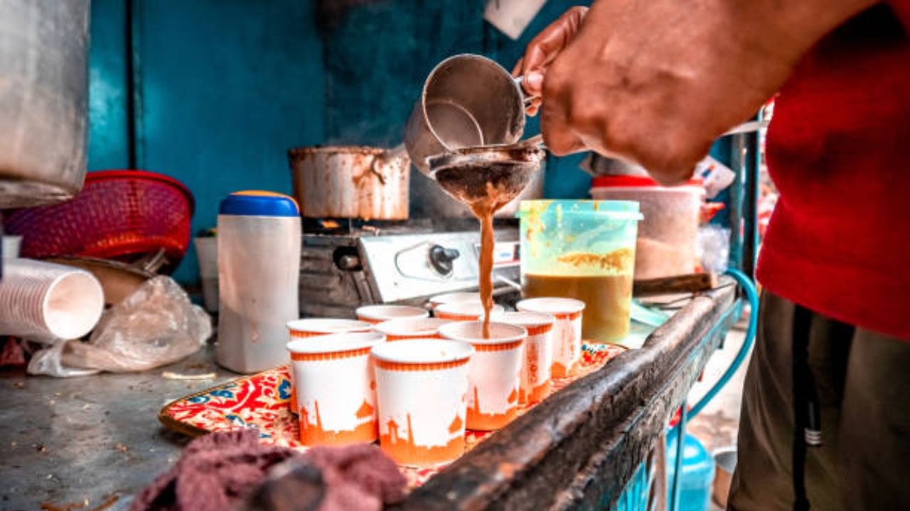 प्लास्टिकच्या कपात चहा पित असाल तर वेळीच थांबा! शरीराला होऊ शकते कॅन्सरसारख्या जीवघेण्या आजाराची लागण