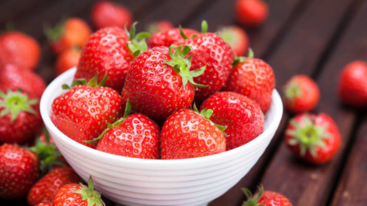 कॅन्सरपासून ते मधुमेहापर्यंत सर्वच आजारांवर प्रभावी ठरेल आंबटगोड स्ट्रॉबेरी, फायदे वाचून तुम्हीसुद्धा व्हाल हैराण