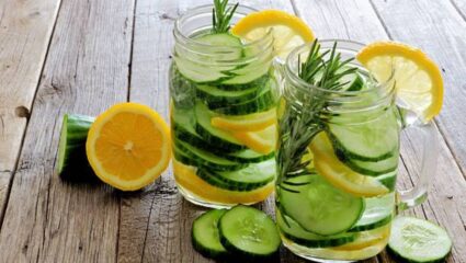 उपाशी पोटी नियमित प्या थंडगार काकडीचे डिटॉक्स पेय, वजन कमी होण्यासोबतच चेहऱ्यावर येईल चमकदार ग्लो